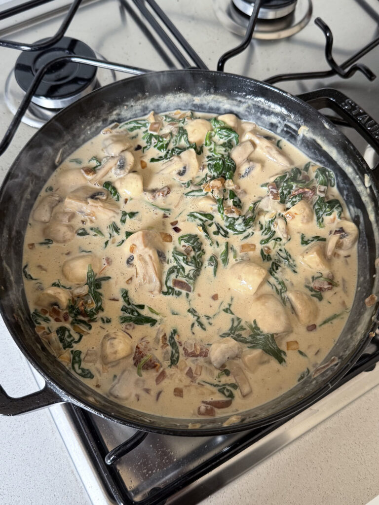 Poêlée de poulet aux épinards et aux champignons