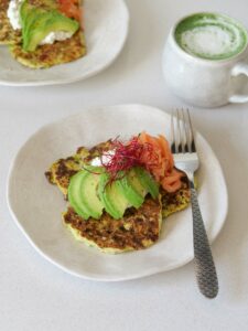 Pancakes salés, cottage cheese, saumon fumé et avocat