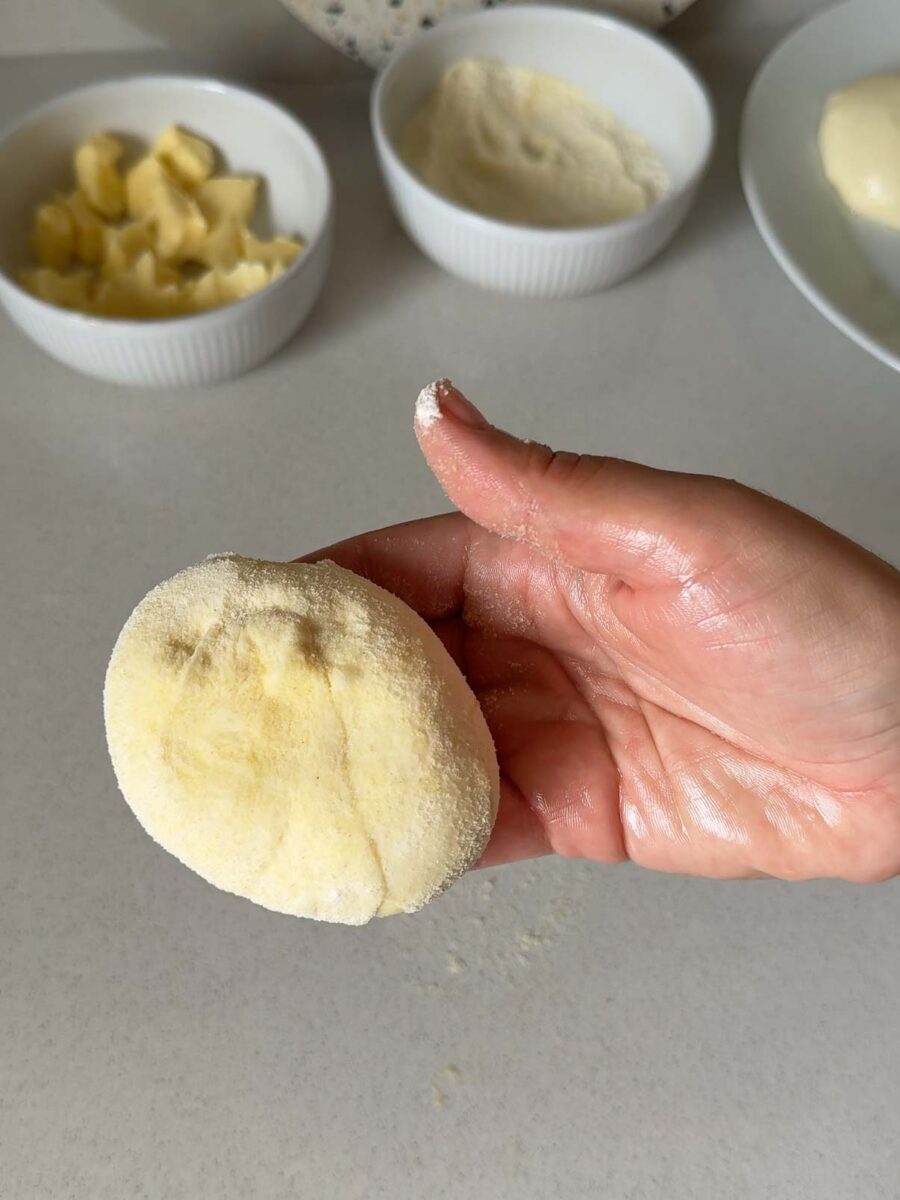 Puis enrobez la boule obtenue de mélange farine-semoule.