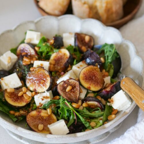 Salade de jeunes pousses aux figues, feta et pignons grillés