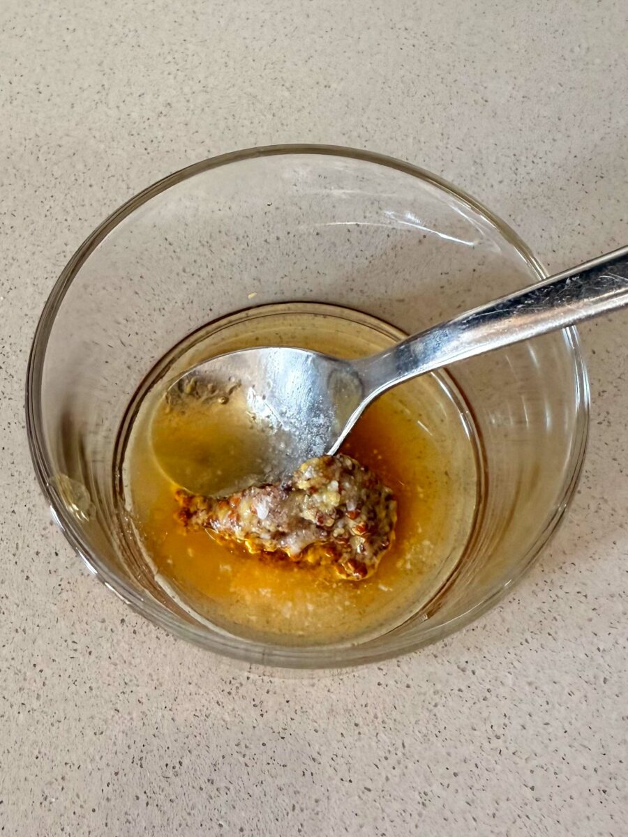 Préparez la vinaigrette en mélangeant la moutarde à l’ancienne, le miel et le vinaigre de…
