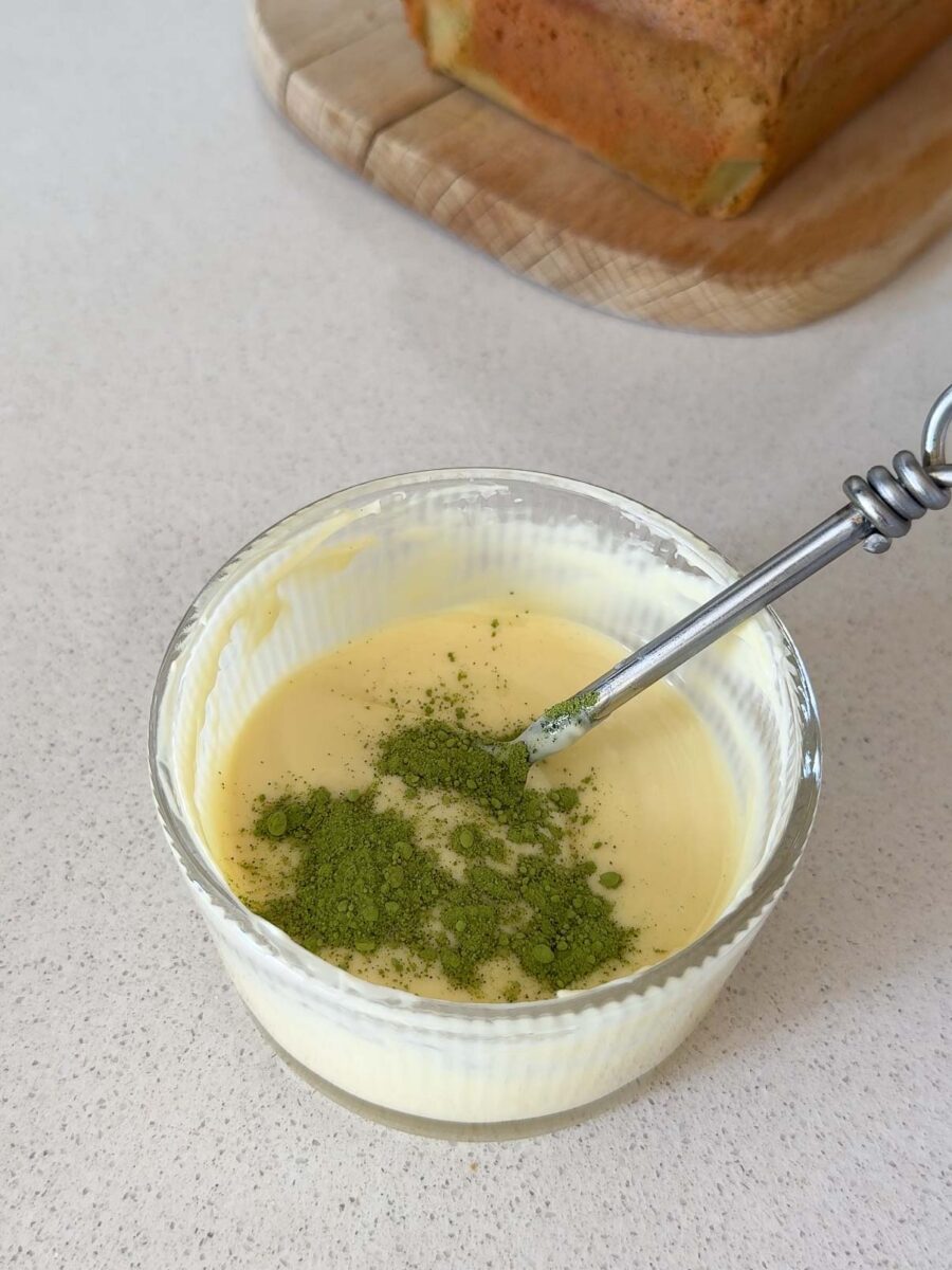 Pour le glaçage au chocolat blanc et matcha, faites fondre doucement le chocolat blanc…