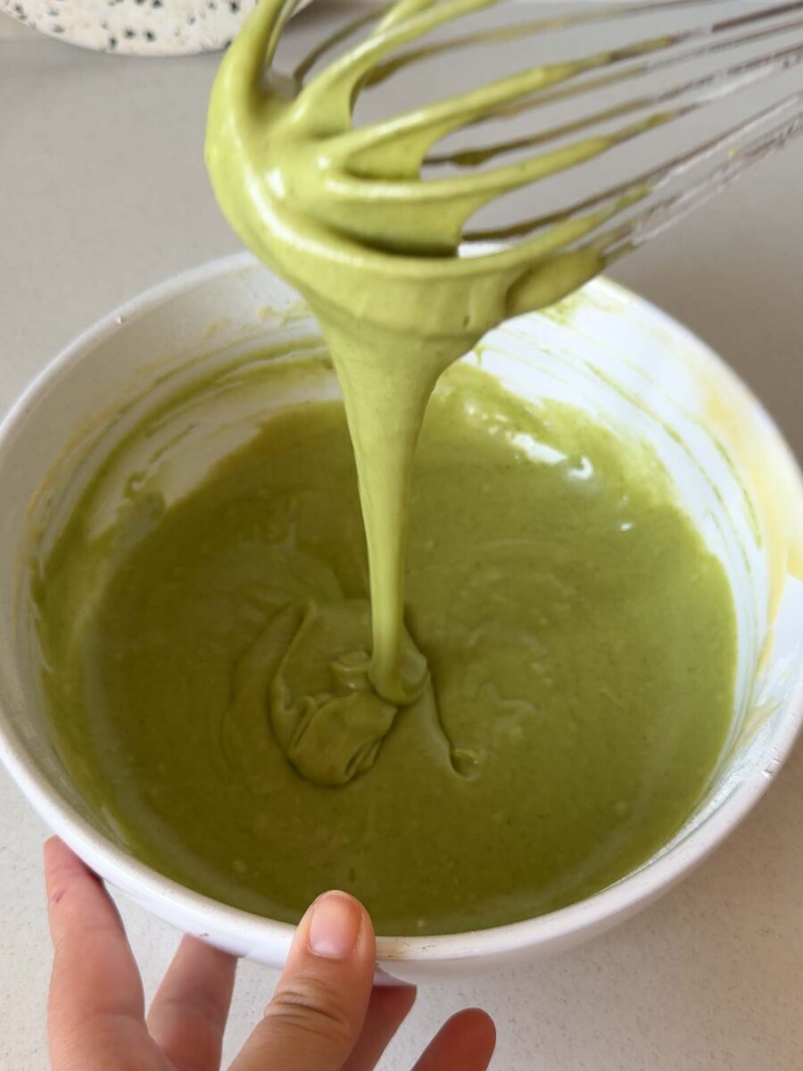 Dans l’une d’elles, ajoutez le matcha et mélangez jusqu’à obtenir une jolie pâte verte.