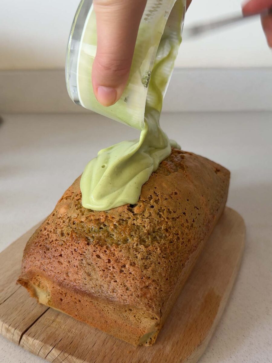 Lorsque le cake marbré au matcha est totalement refroidi, versez le glaçage sur le dessus…
