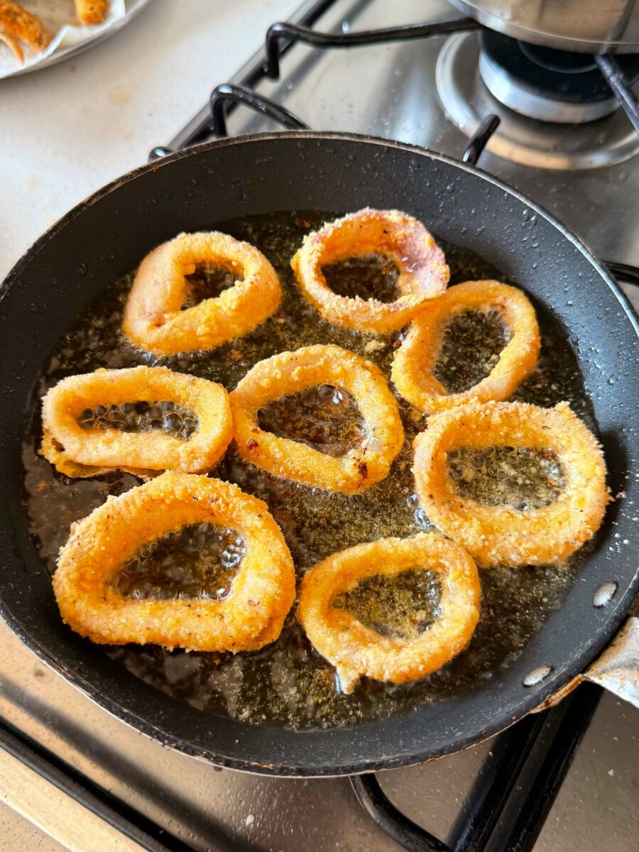 Égouttez les calamars et séchez-les légèrement avec du papier absorbant. Versez la…
