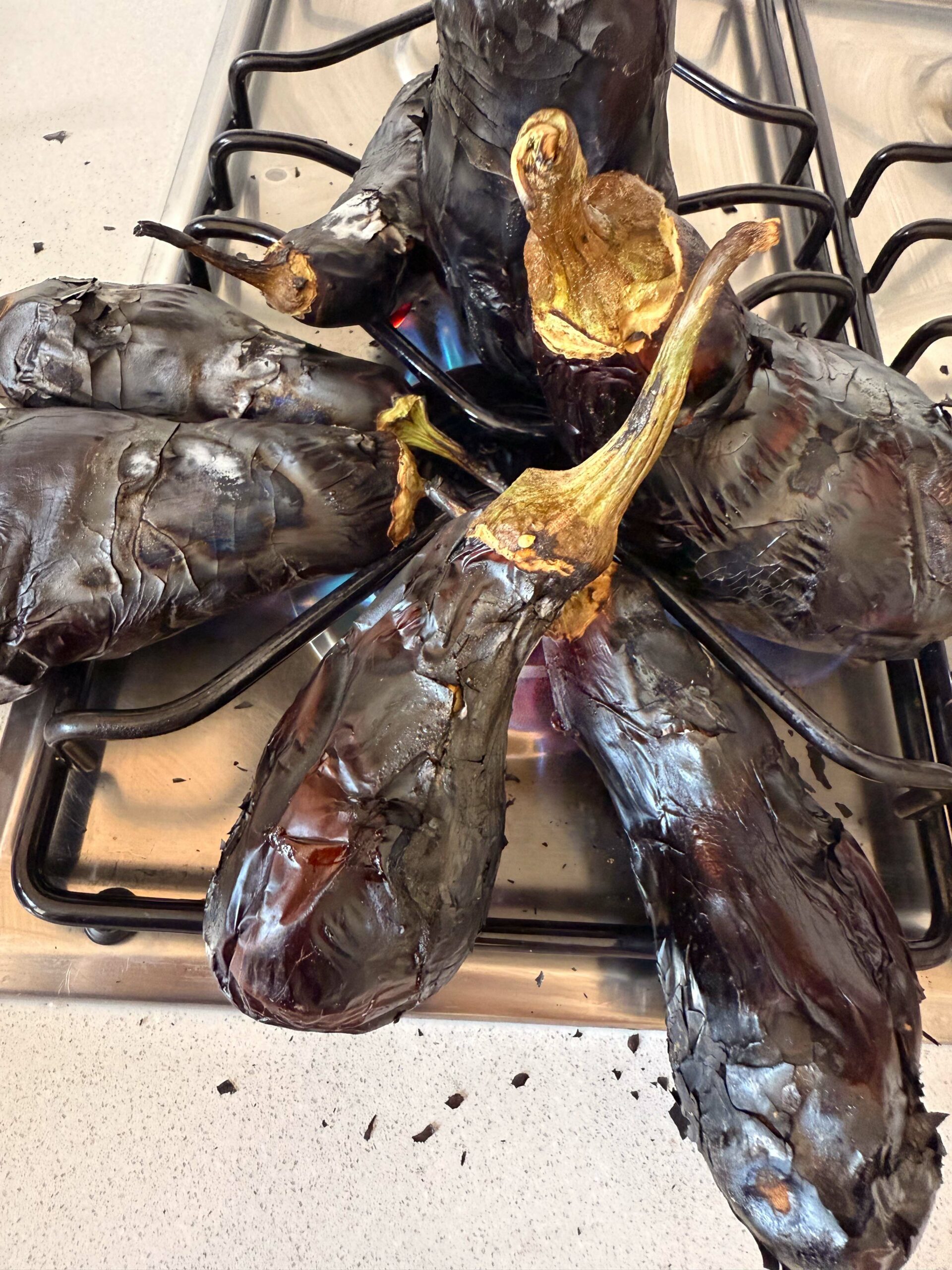 Comment cuire une aubergine au gaz pour lui donner un goût fumé ?