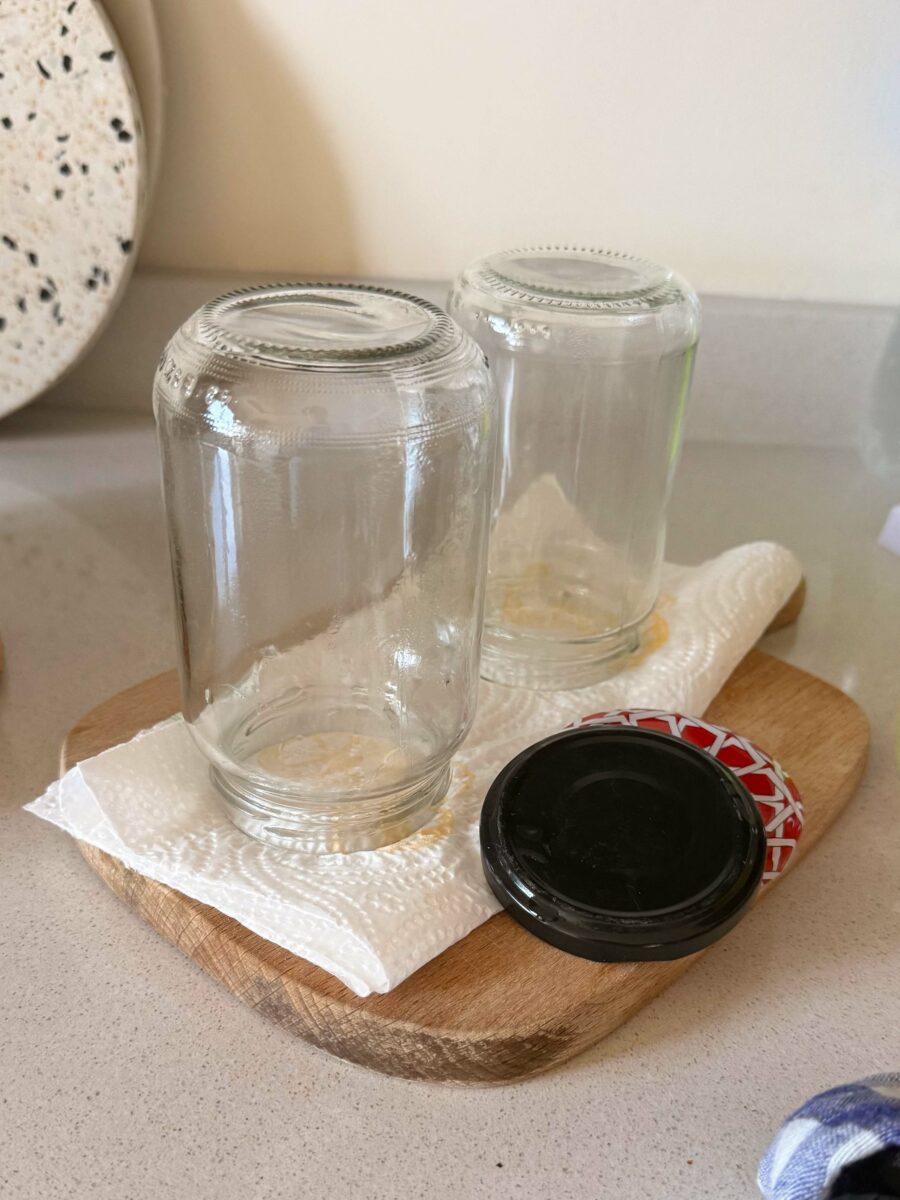 Pour stériliser les bocaux, plongez-les dans une grande casserole remplie d’eau, puis…