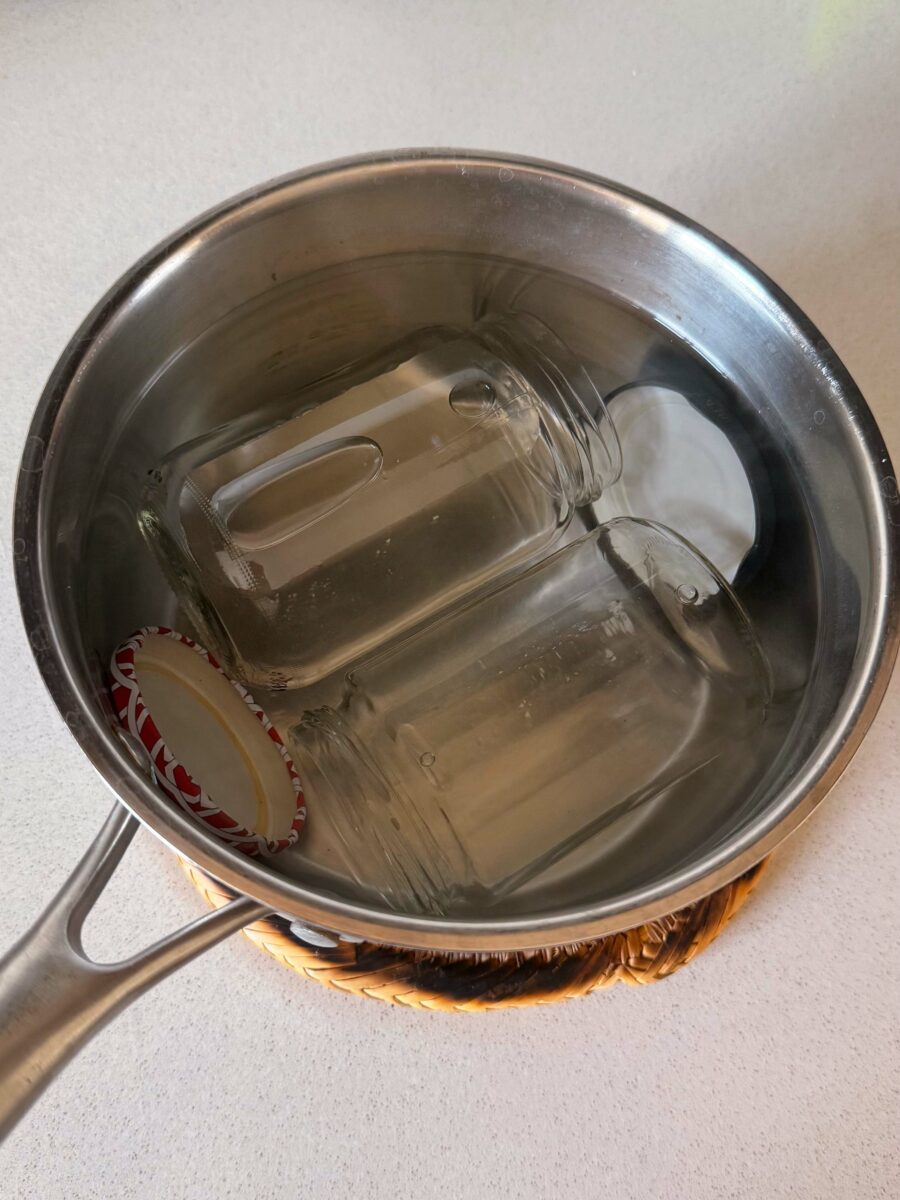 Pour vérifier la cuisson de la confiture de figues blanches, déposez une petite cuillère…