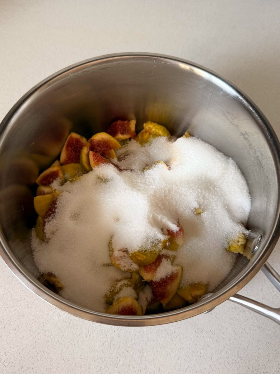 Lavez délicatement les figues, séchez-les puis retirez les extrémités. Coupez-les en…