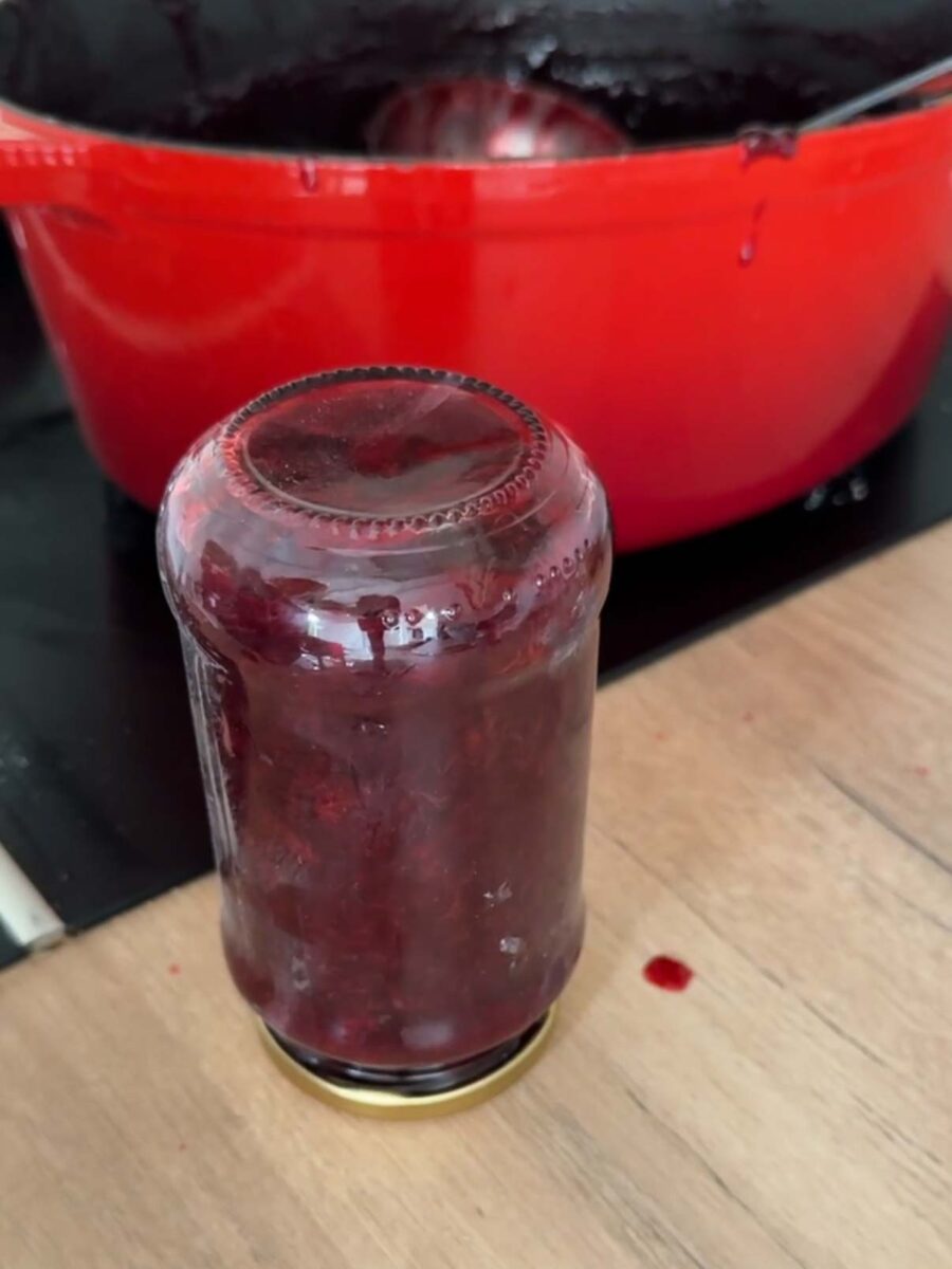 Versez ensuite la confiture de quetsches encore chaude dans des pots préalablement…