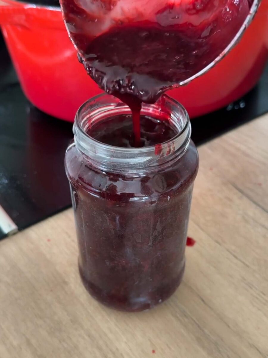 Pour vérifier la cuisson de votre confiture de quetsches, déposez une petite quantité sur…