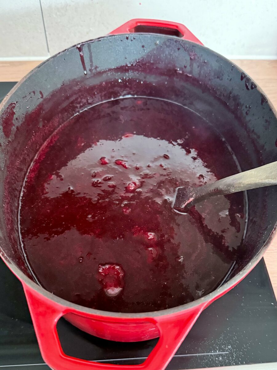 Les quetsches vont naturellement fondre à la cuisson et la confiture va progressivement…