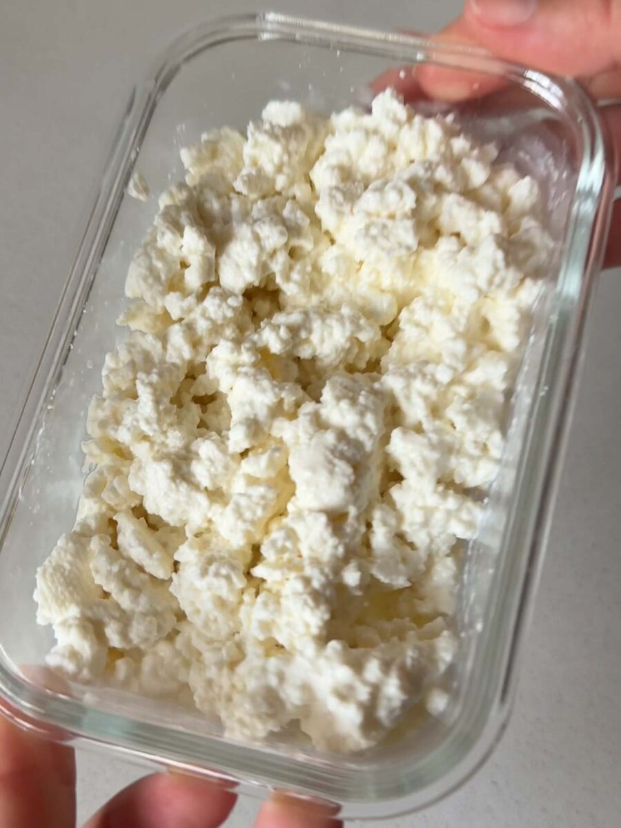 Placez le cottage cheese maison au réfrigérateur et consommez-le dans les 48 heures.
