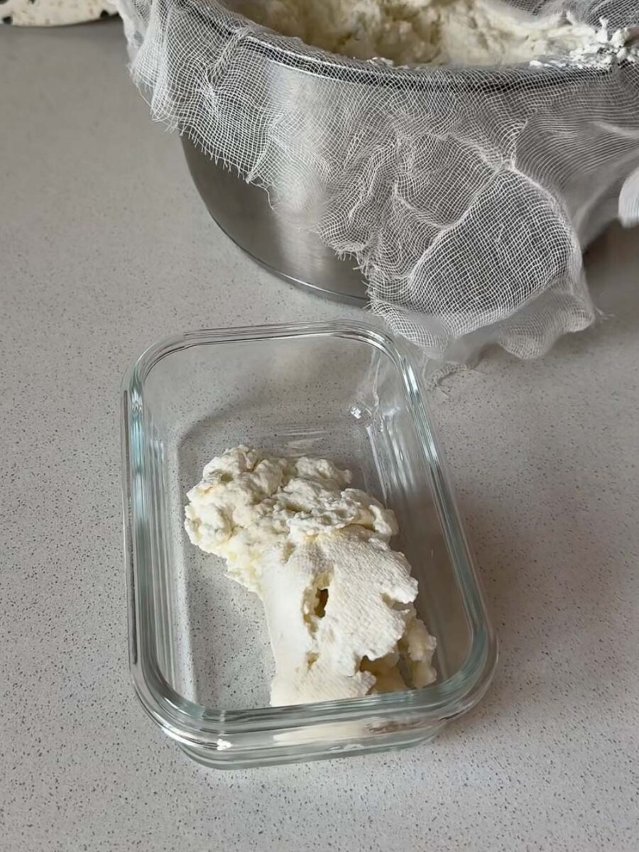 Plus il s’égoutte longtemps, plus le cottage cheese sera épais.