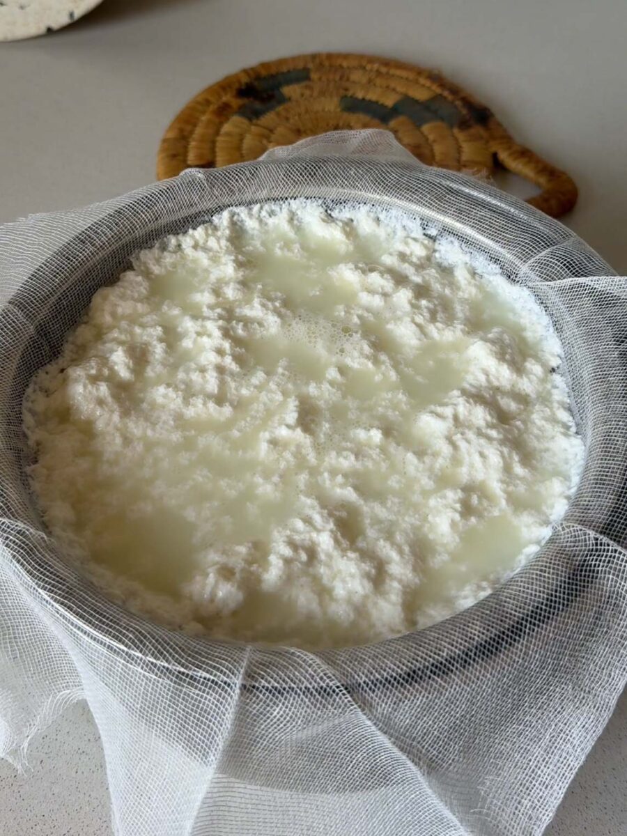 Placez une passoire au-dessus d’un saladier et tapissez-la d’une étamine ou d’un linge…