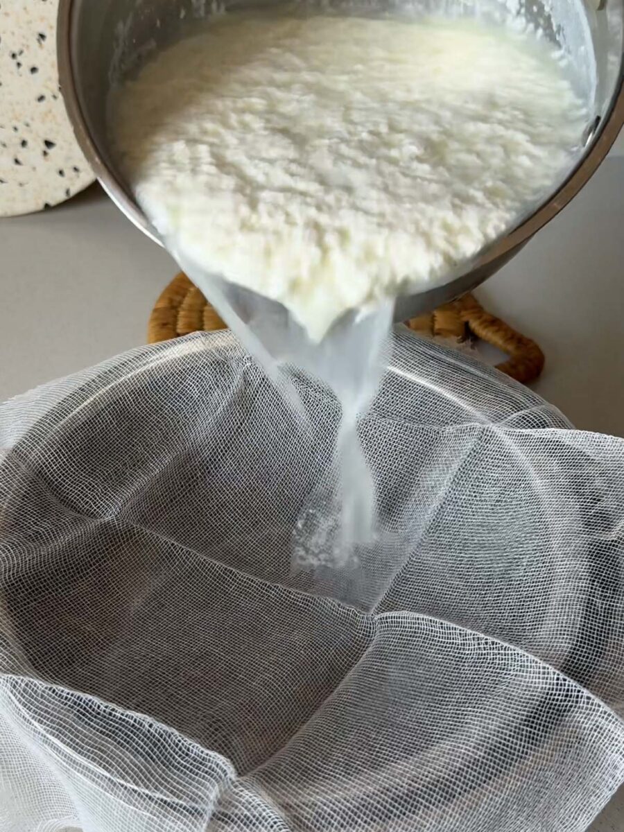 Le lait va progressivement se séparer en petits morceaux blancs de caillé et en liquide…