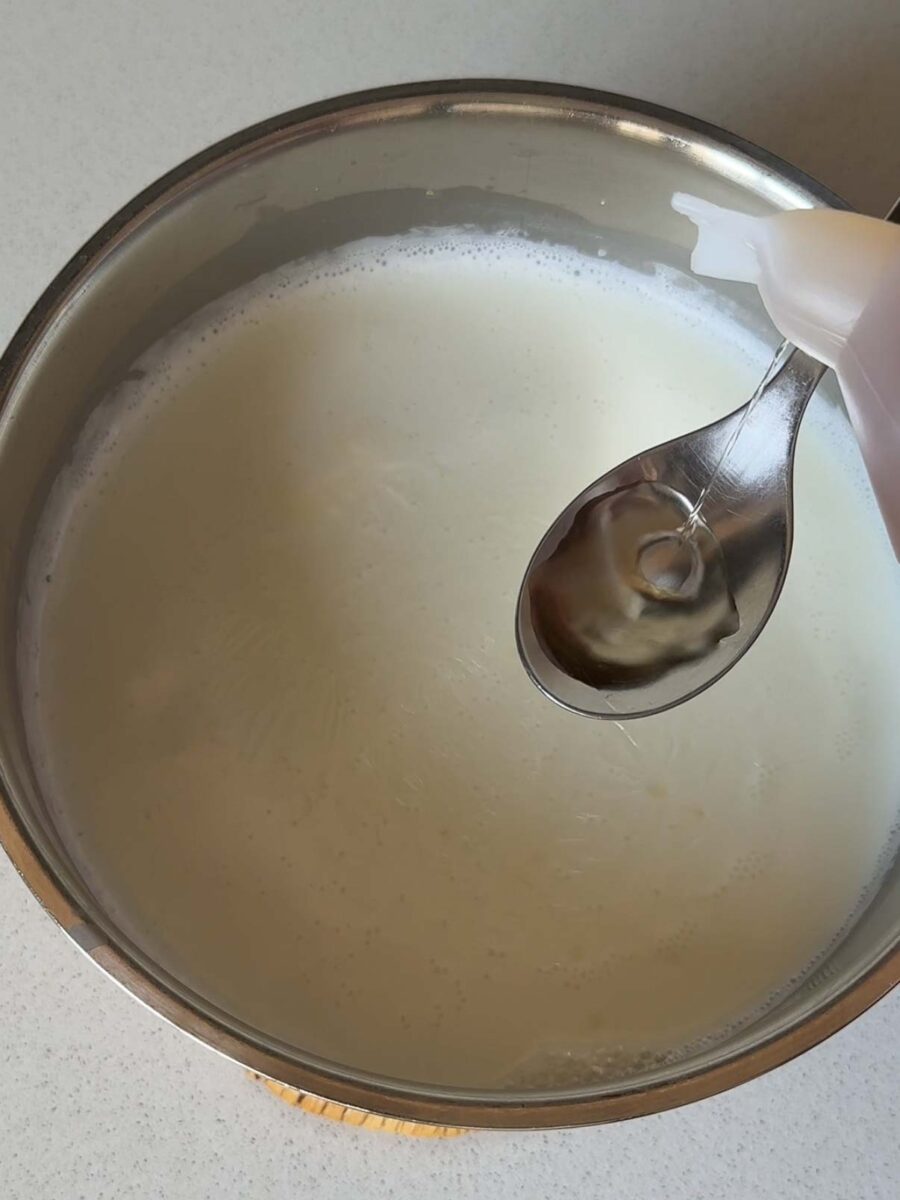 Versez le lait cru dans une casserole et faites-le chauffer à feu moyen jusqu’à…
