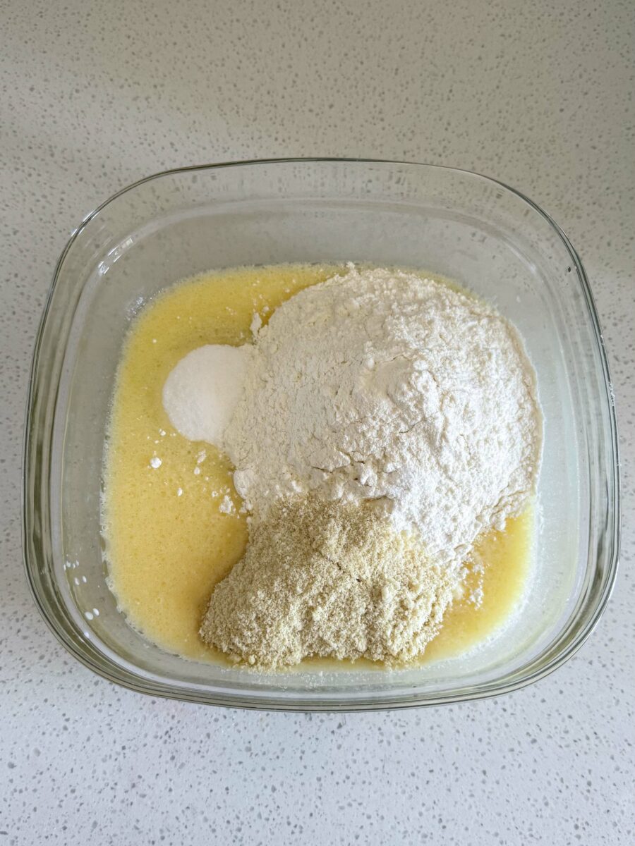 Cassez les œufs dans un saladier. Ajoutez le lait et l’huile de tournesol, puis mélangez…