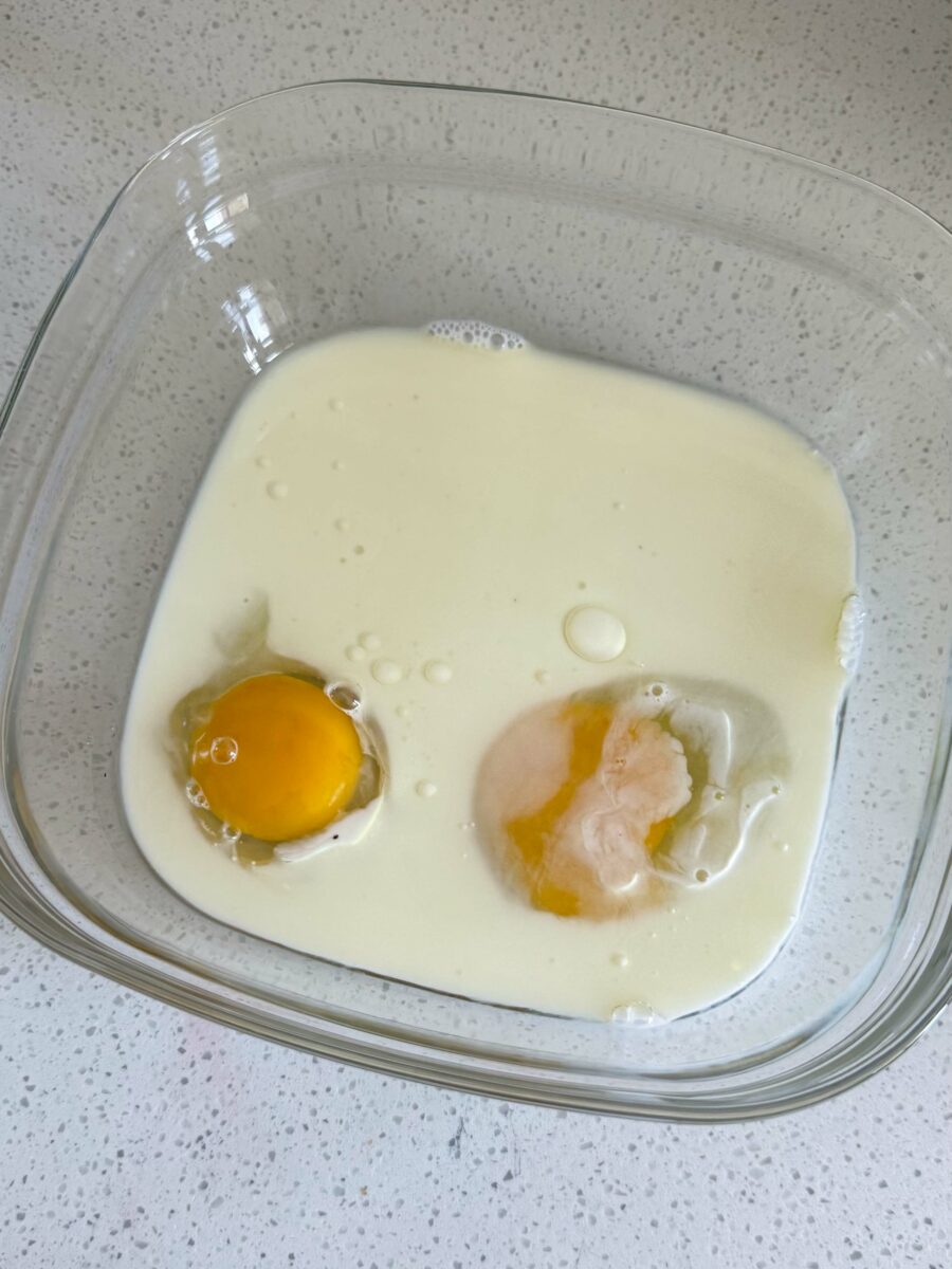 Préchauffez le four à 180 °C. Beurrez et farinez un moule à gâteau ou recouvrez-le de…