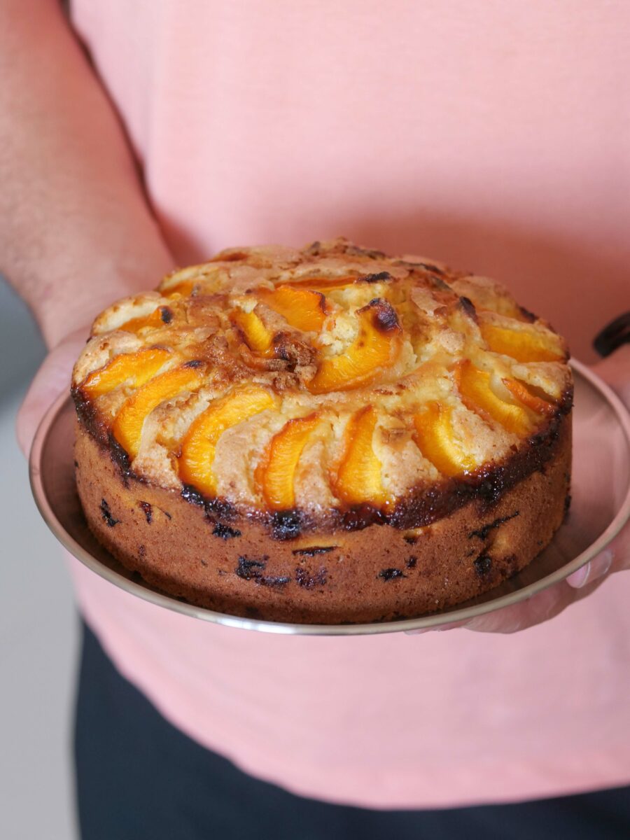 Laissez tiédir avant de démouler puis dégustez votre gâteau aux abricots.
