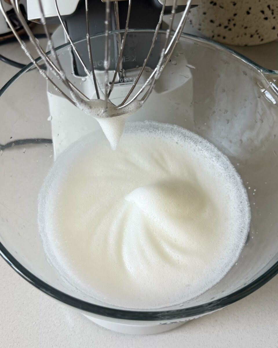 Préchauffez le four à 180°C. Chemisez votre moule et préparez tous les ingrédients à…