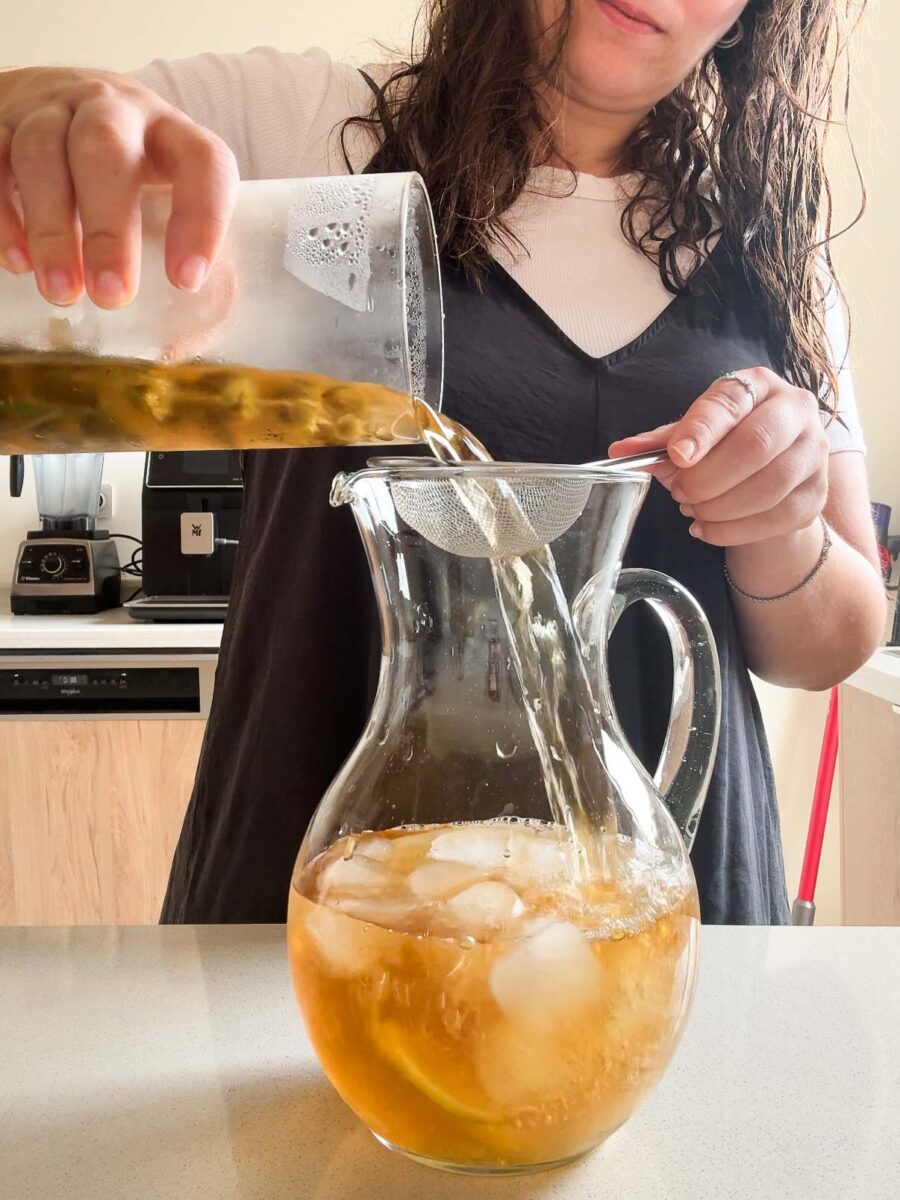 Dans un pichet, mettez les glaçons, le jus de la moitié du citron et l’autre moitié…