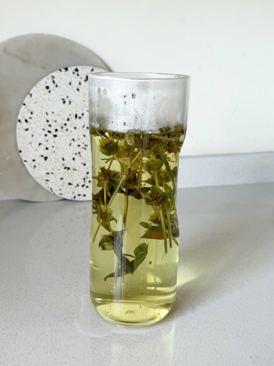 Ajoutez le çaj mali et laissez infuser selon l’intensité souhaitée.