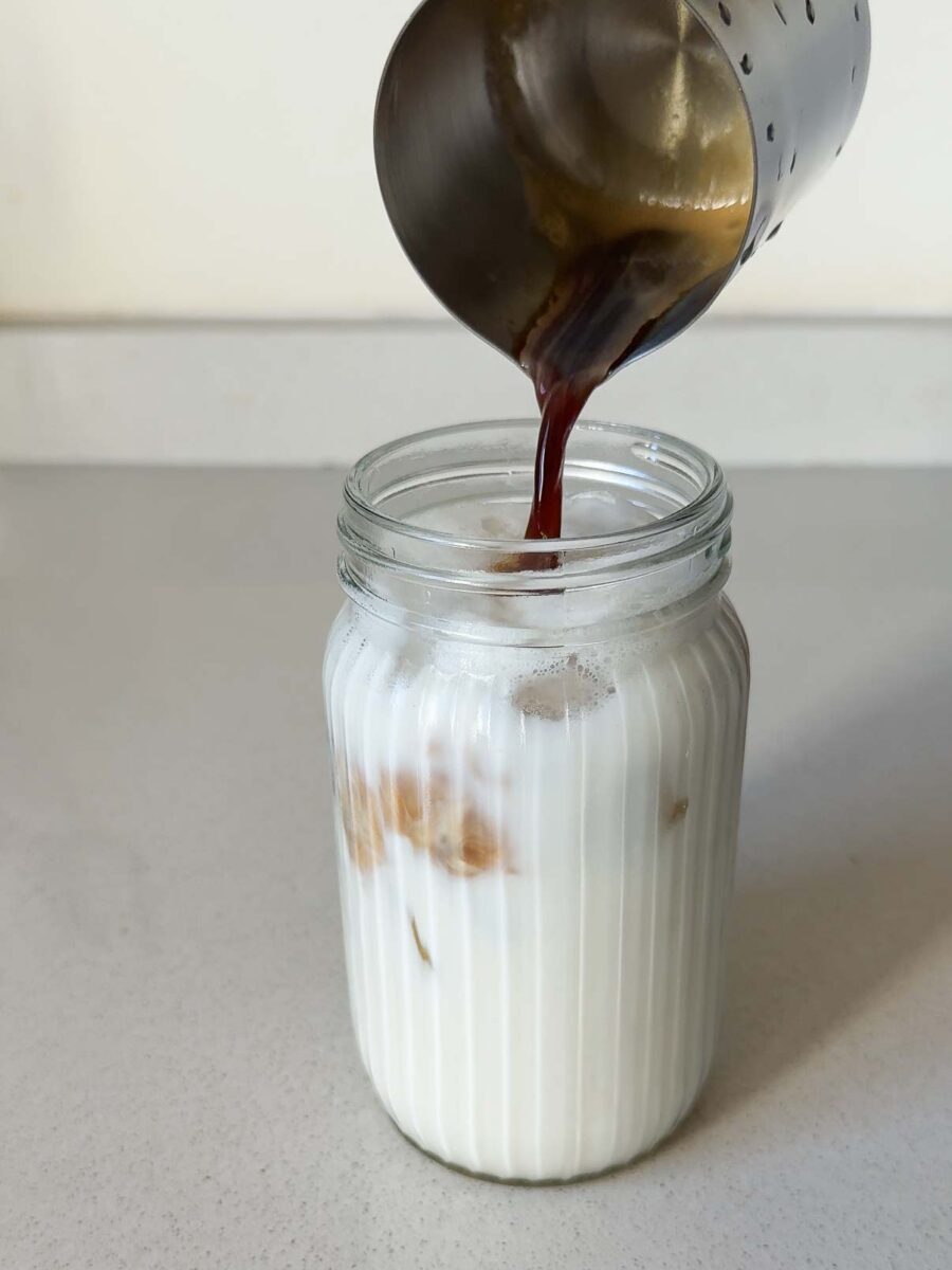 Ajoutez doucement l&rsquo;espresso sur le lait pour cr&eacute;er un joli effet de couches.
