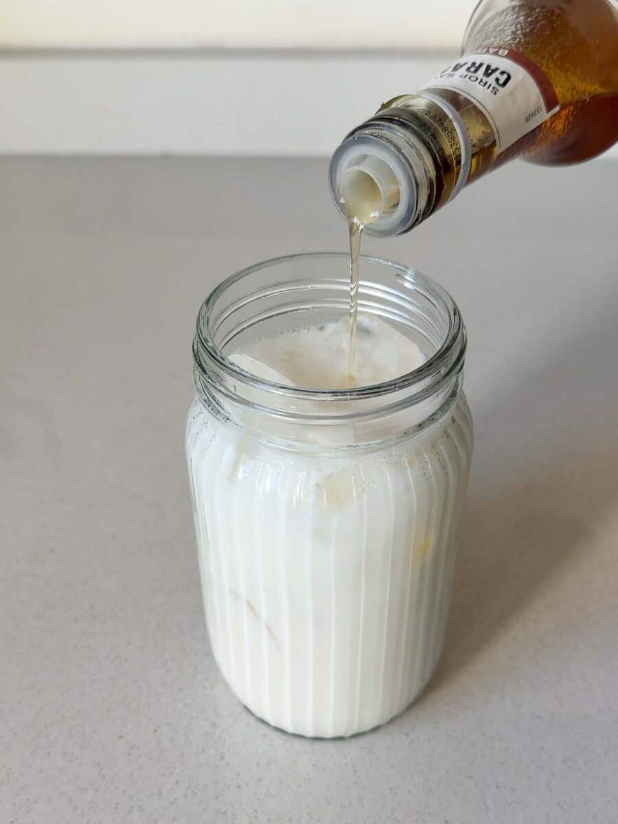 Ajoutez le sirop. Ici, j&rsquo;ai pris un sirop de caramel.