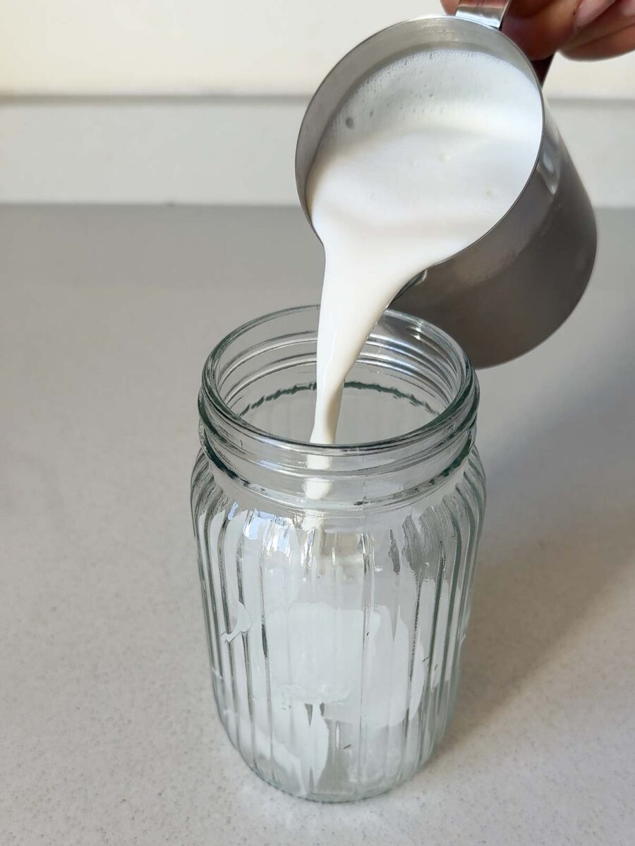 Remplissez un grand verre de gla&ccedil;ons, puis versez le lait froid par-dessus.Vous pouvez le&hellip;