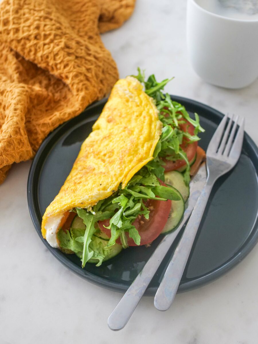 Et pour finir, ajoutez la roquette.Rabattez délicatement l’autre moitié de l’omelette sur…