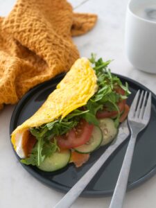 Omelette garnie au saumon fumé et crudités