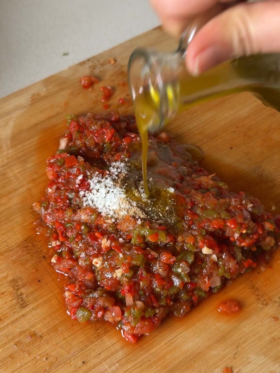 Épépinez les poivrons et les tomates, puis hachez-les finement au couteau pour obtenir…