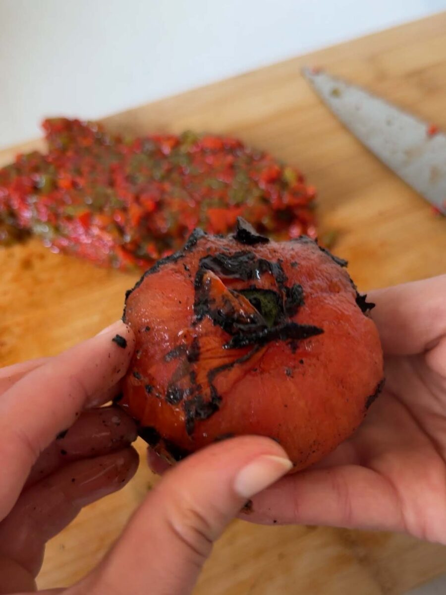 Placez les légumes grillés dans un récipient fermé quelques minutes, puis retirez…