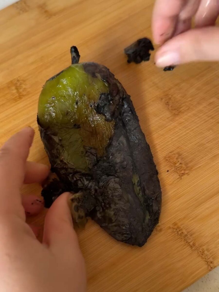 Faites griller les poivrons, l’échalote et les tomates entières au four, au barbecue ou…