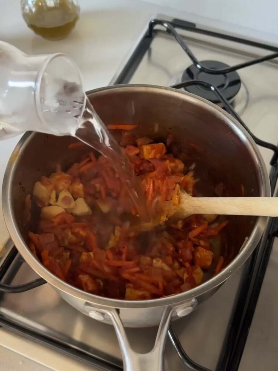 Ajoutez ensuite le concentr&eacute; de tomate et m&eacute;langez bien pour enrober tous les ingr&eacute;dients.
