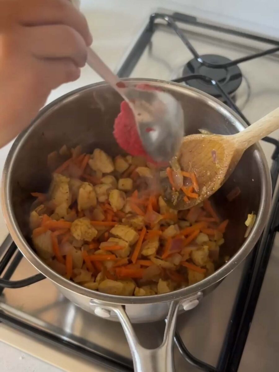 Ajoutez les morceaux de poulet, le sel, le poivre, le gingembre et le curcuma. M&eacute;langez&hellip;