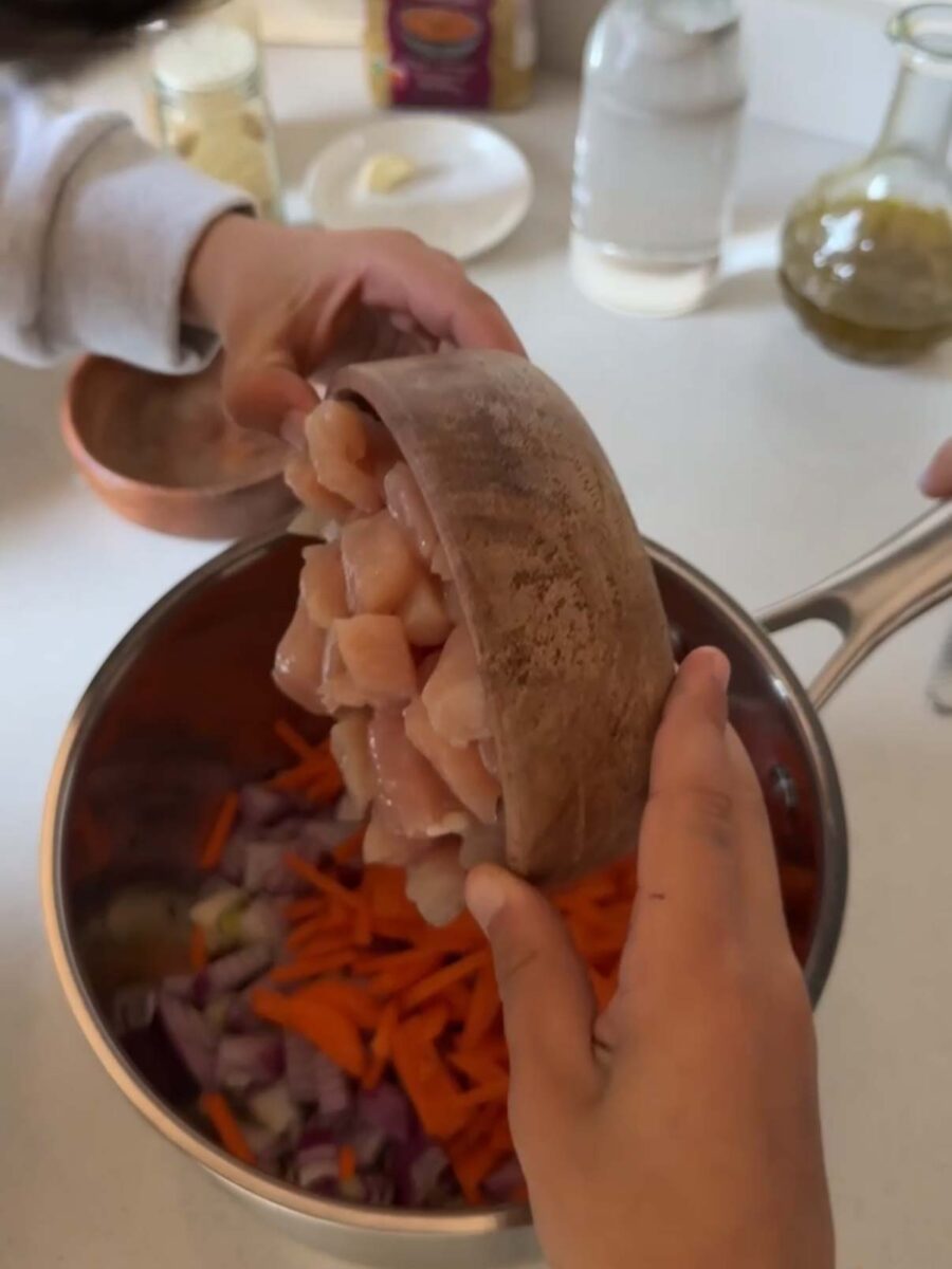 Faites chauffer un filet d&rsquo;huile d&rsquo;olive dans une casserole. Ajoutez l&rsquo;oignon et la&hellip;