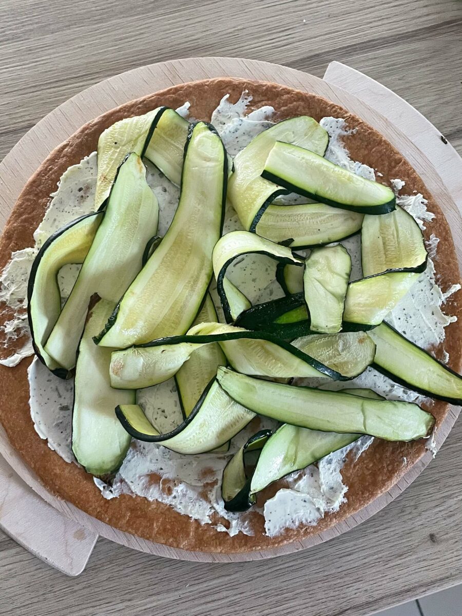 Disposez ensuite les lamelles de courgettes rôties en les faisant légèrement se…