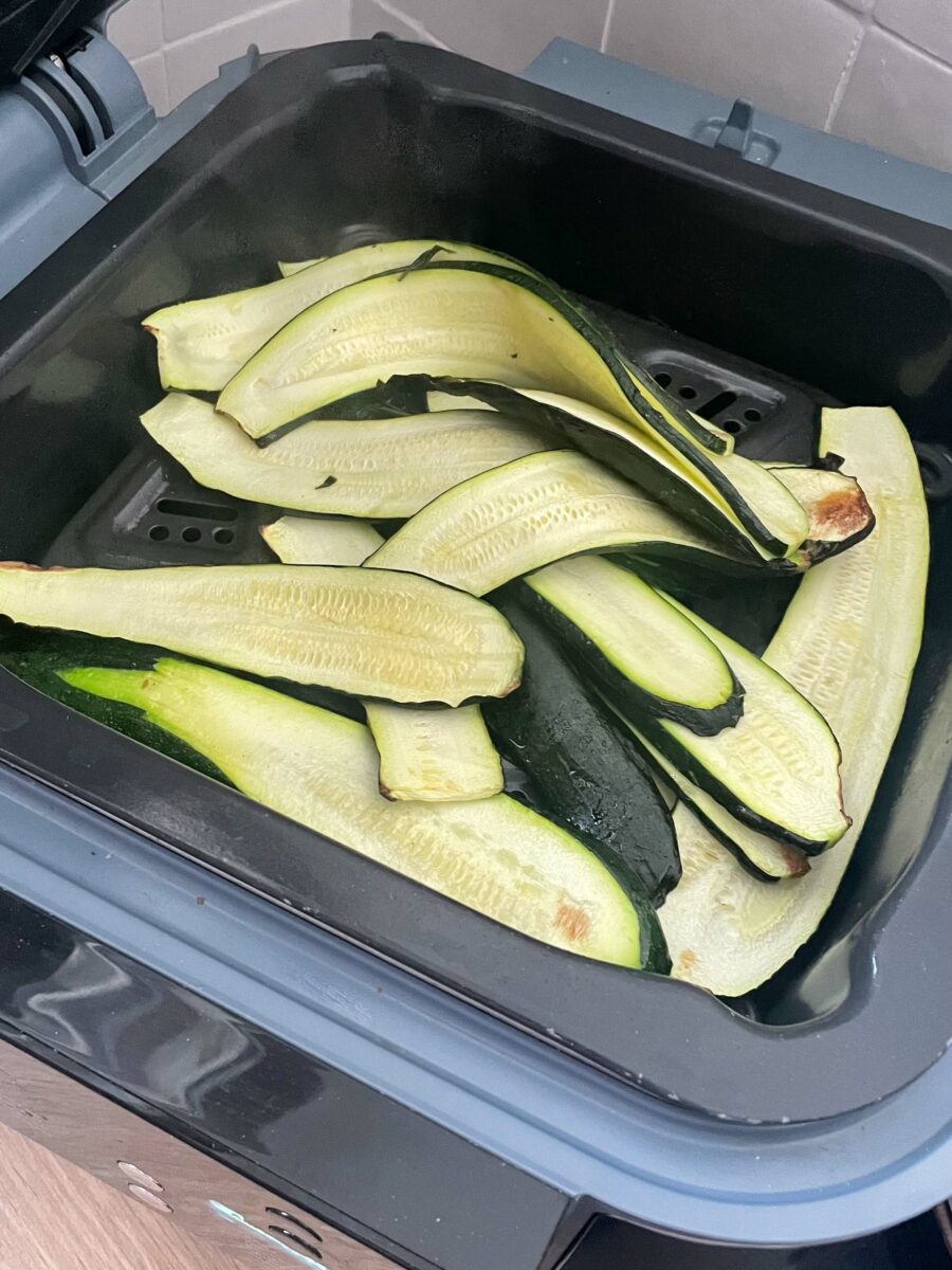 Pendant ce temps, lavez les courgettes et découpez-les en fines lamelles, dans le sens de…
