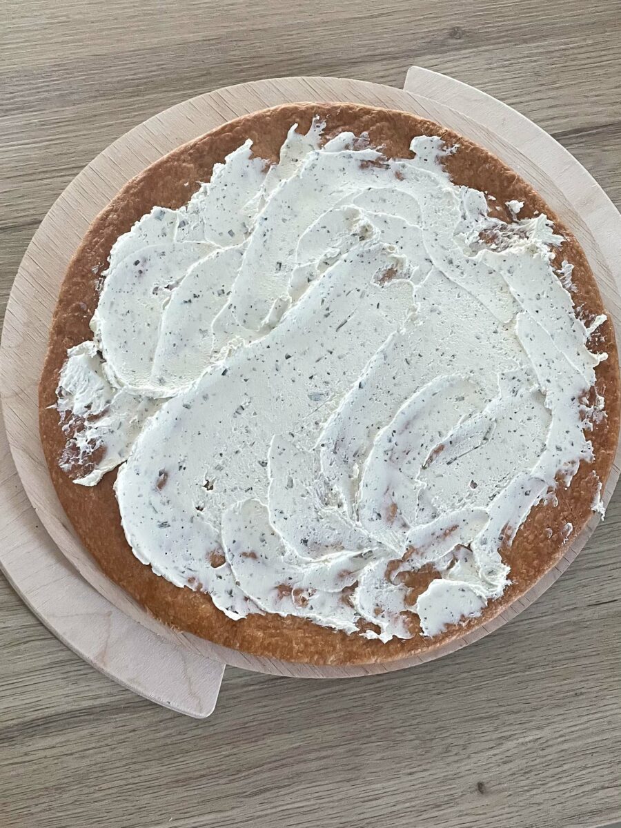 Une fois la pâte précuite, retirez la plaque et le papier cuisson du dessus. Étalez…