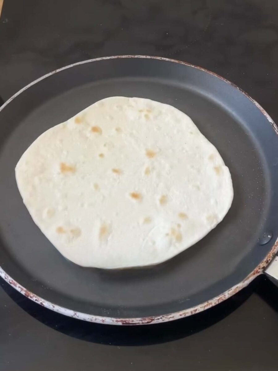 Dans une poêle bien chaude, faites cuire vos tortilla maison d’un côté et dès qu’elles…