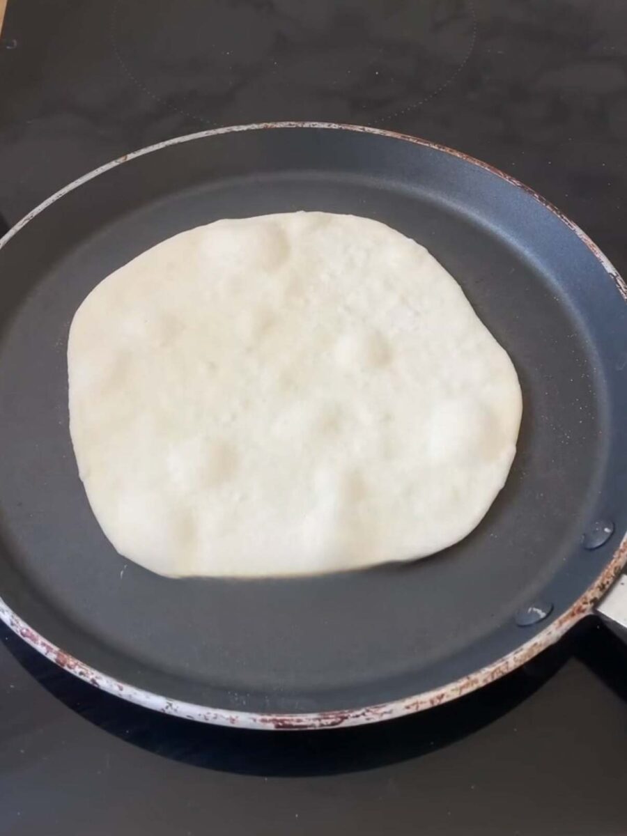 Essayez de former une belle forme ronde puis passez à la cuisson.