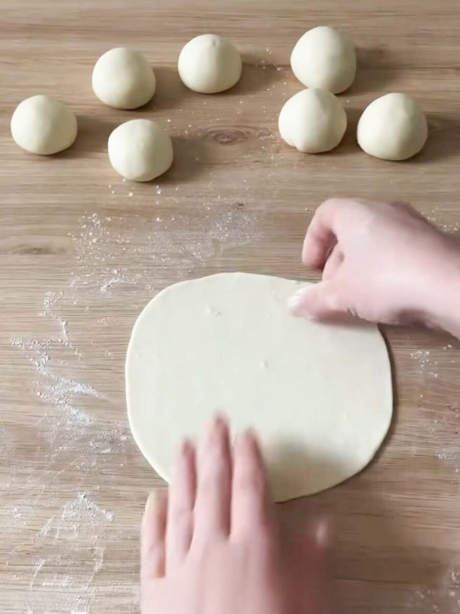 Prenez chacune des boules. Rabattez les bords vers l’intérieur puis roulez-les dans le…