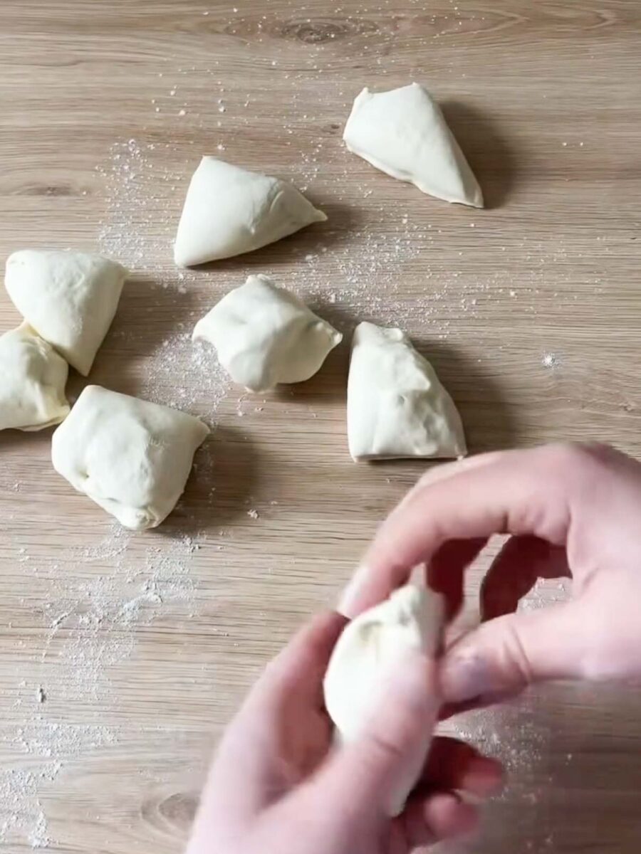 Pétrissez le tout jusqu’à obtenir une boule souple.Mettez-la dans un sachet et laissez-la…