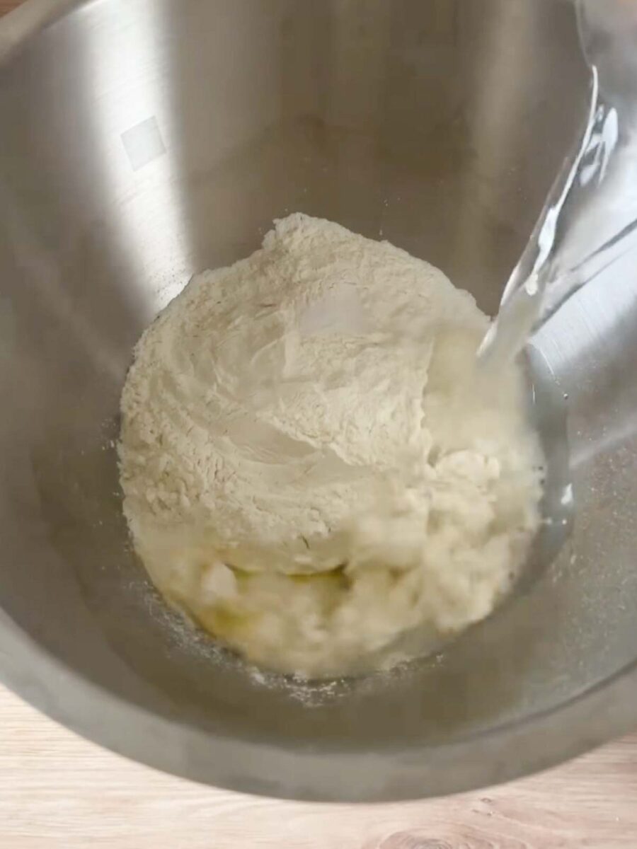 Dans le bol de votre robot, versez la farine, le bicarbonate de soude alimentaire, le…