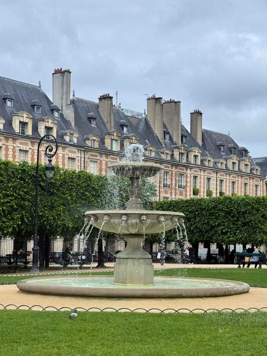 Commencez votre balade autour de l’Hôtel de Ville, puis dirigez-vous vers le Marais en…
