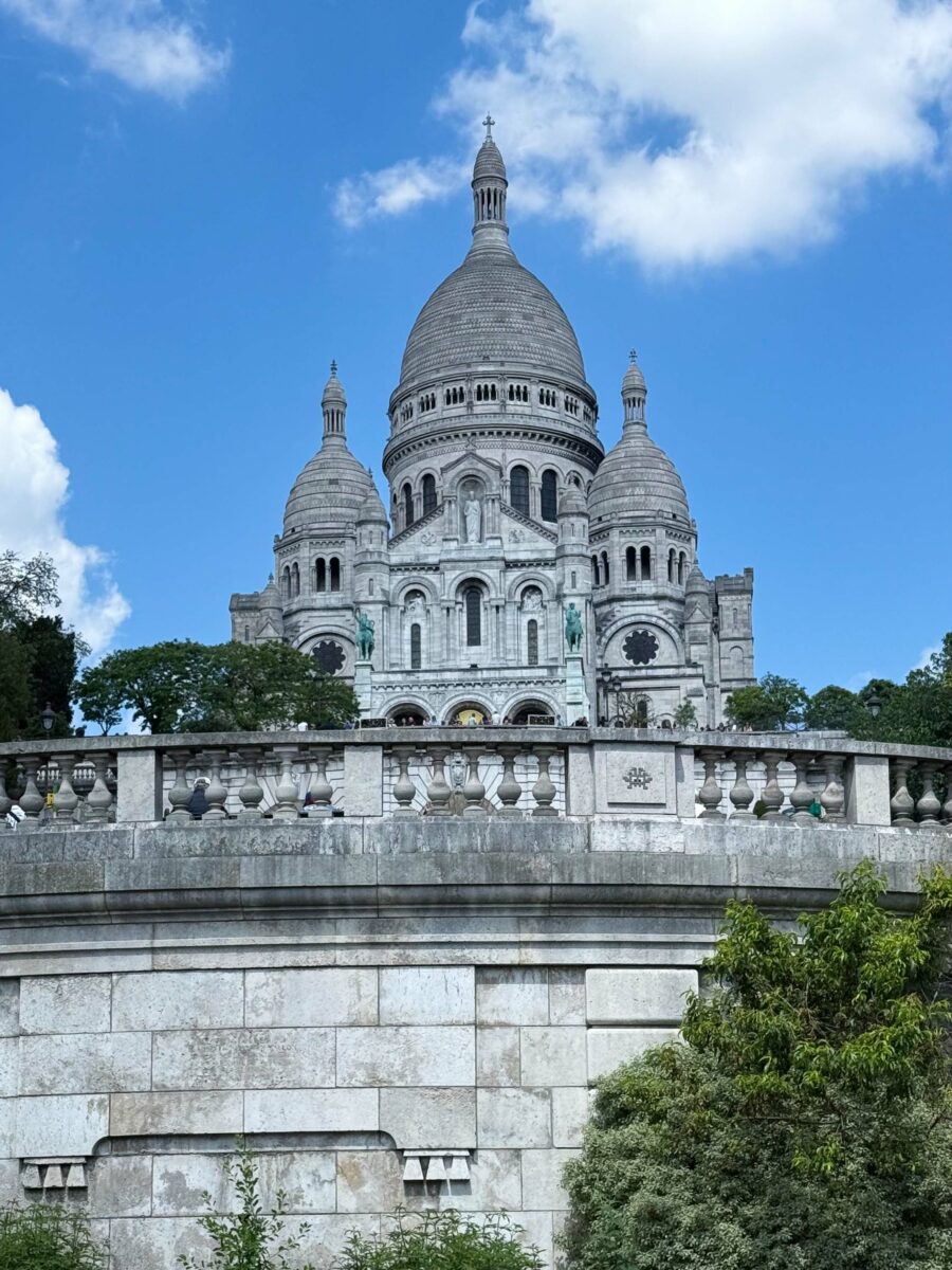 C’est une journée que j’aime particulièrement conseiller parce que Montmartre permet de…