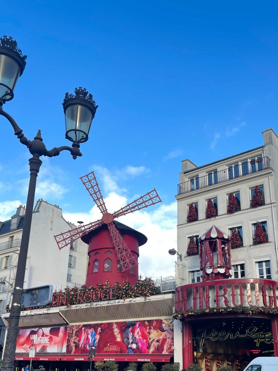 Passez par la Maison Rose, le mur des Je t’aime, puis continuez vers les petites rues de…