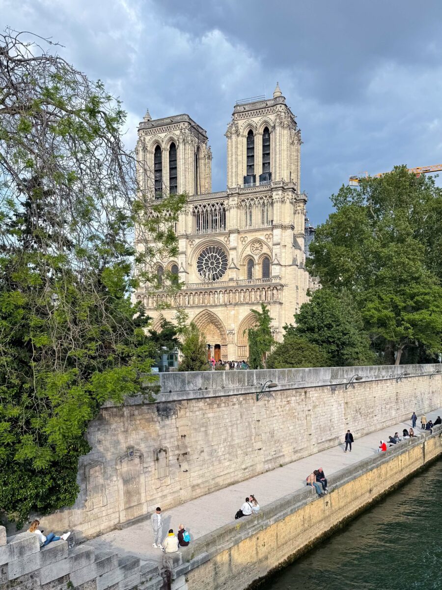 Pour cette journée, je vous conseille de rester dans le cœur historique de Paris et de…